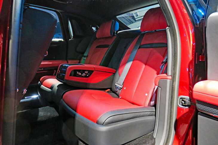 ロールス・ロイス・ブラックバッジ・ゴースト（リアシート）