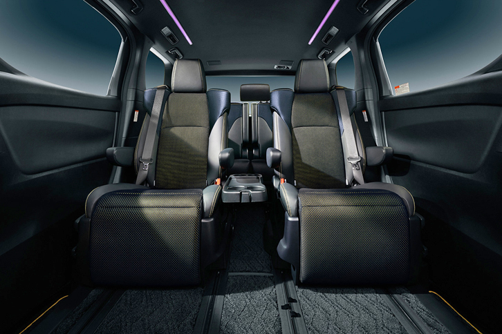 シートは、専用の表皮で仕立てられている。