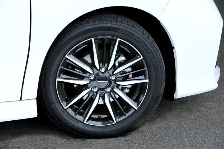 タイヤサイズは205/55R17。「『剣』をモチーフにした」というツートンカラーのアルミホイールが装備される。