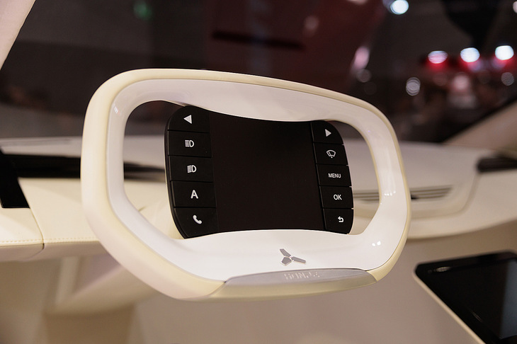 実車のステアリングホイール。スイッチはターンシグナルも含め、10まで集約されている。