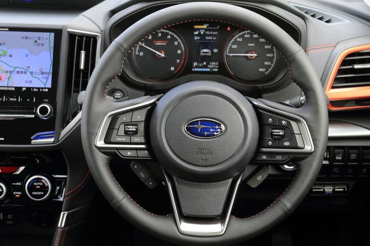 「X-BREAK」では本革巻きのステアリングホイールが標準。オレンジのステッチで飾られている。