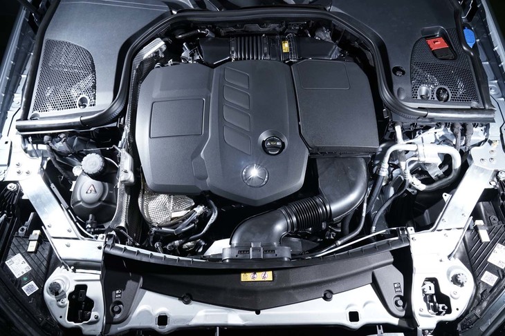 「E350deスポーツ」のエンジンルーム。ディーゼルのプラグインハイブリッド車としては、国内唯一の選択肢となる。