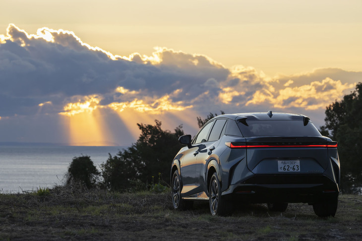 「RZ300e」追加と同時に、冷間時に駆動用バッテリーの温度を速やかに上げて急速充電時間の短縮を図る「電池急速昇温システム」を採用している。