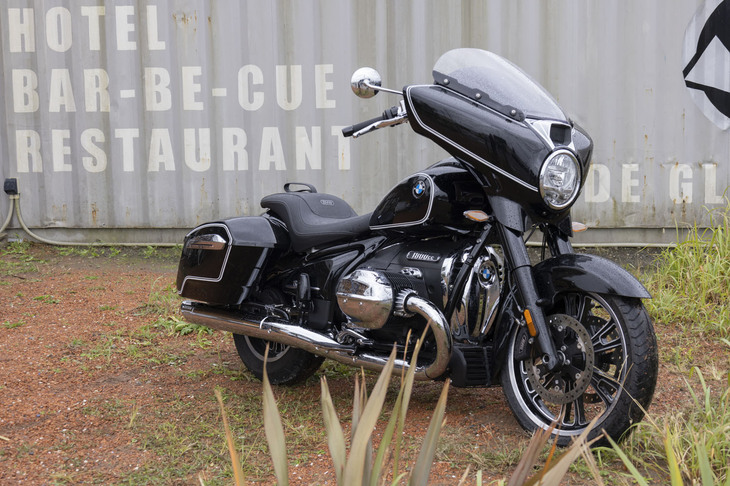 大型ツアラーをベースに装備を省いたかのような意匠が特徴の「R18B」。クルーザーモデルのなかでも“バガー”と呼ばれるジャンルに属する。