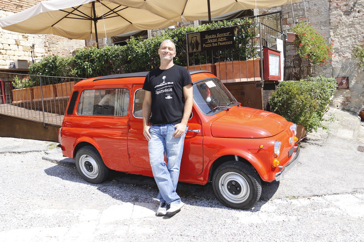 リストランテ「エ・ルーチェヴァン・レ・ステッレ」を営むステファノ氏。