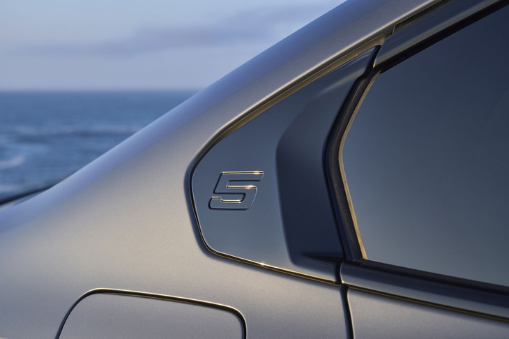 リアのドアウィンドウ後端の「ホフマイスターキンク」と呼ばれる部分には「5」のロゴが刻まれる。