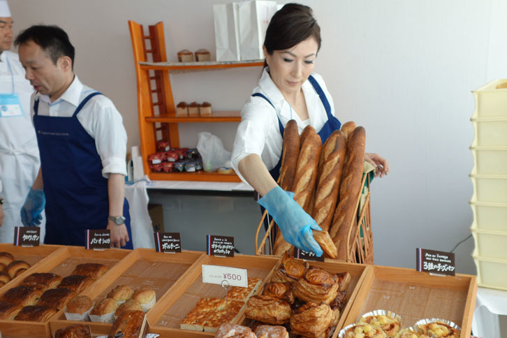 こちらもセルリアンタワー東急ホテルのブース。パンオショコラやクロワッサンなどは、3個500円で販売されていた。