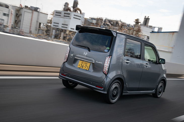 「N-WGNカスタム」のリアビュー。細かいところだが、軽自動車へのシャークフィンアンテナの採用は、これが初とのこと。そんなところにもホンダのこだわりを感じた。