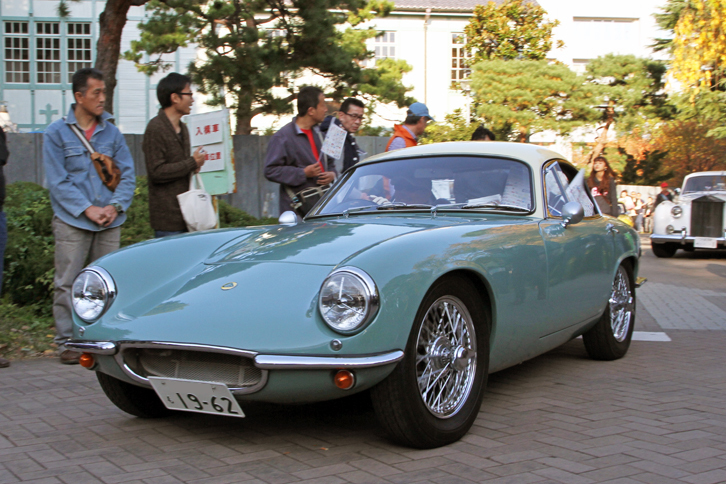 14時30分からの閉会式終了後、参加車両は地元新聞社から配られた小旗を振るギャラリーに見送られ、パレード形式で退場する。これは「ロータス・エリート」。