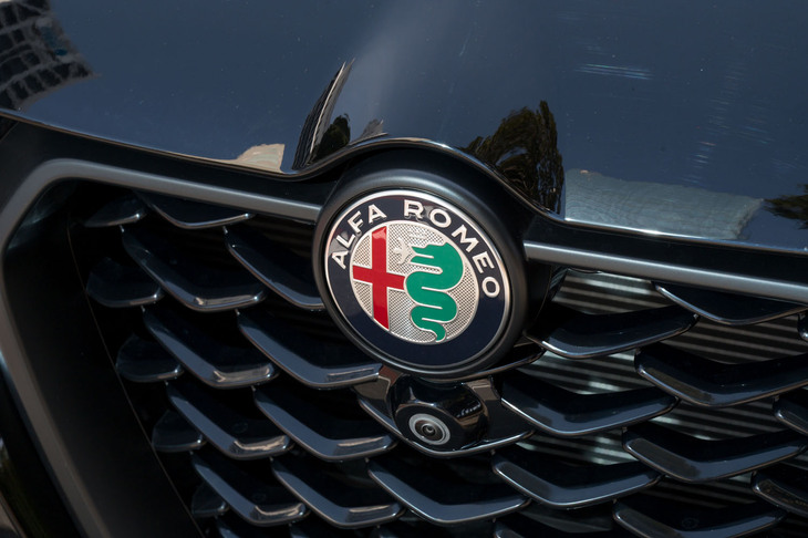 100年を優に超える歴史を誇るアルファ・ロメオ。モータースポーツでの輝かしい戦績や、テクノロジーオリエンテッドな名車の数々から、いまだに熱心なファンの多いブランドだ。