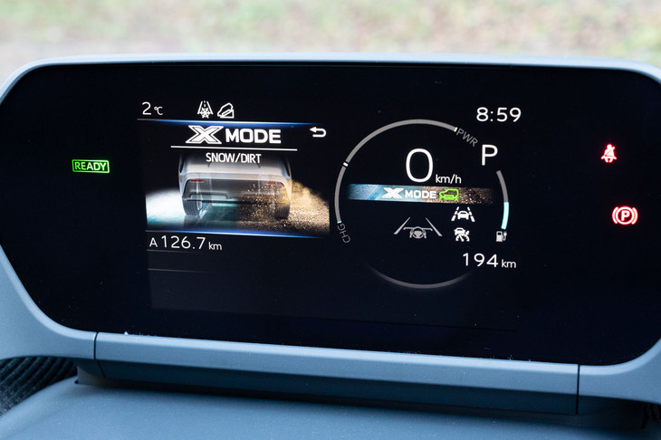 4WD車には悪路走行向けに各種制御を切り替える「X-MODE」を搭載。モードは「SNOW・DIRT」「DEEP SNOW・MUD」の2種類で、ヒルディセントコントロールやグリップコントロールなどの機能も備わる。