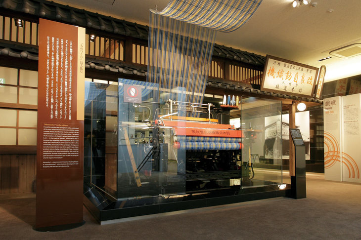 スズキの文化施設「スズキ歴史館」に展示される自動織機。