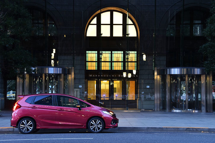 早朝の澄んだ空気の中でたたずむ「フィット ハイブリッドS Honda SENSING」。ボディーカラーは、写真の「ルージュアメジスト・メタリック」を含む全12色が選べる。