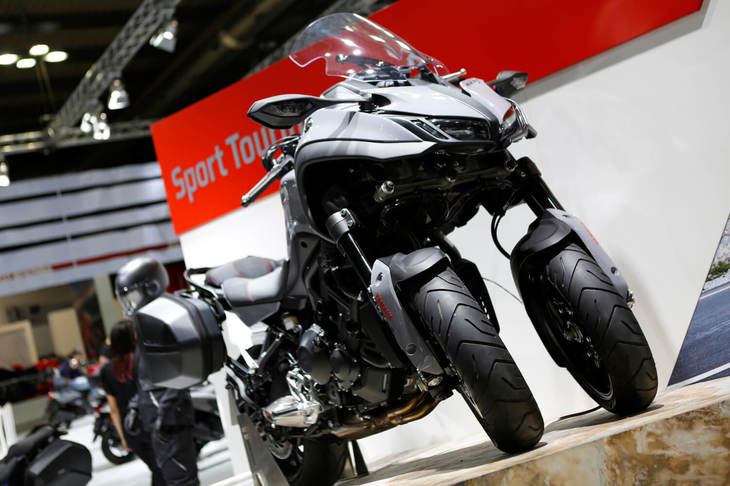 昨年（2017年）のEICMAで発表され、大いに話題となった3輪のモーターサイクル「ヤマハ・ナイケン」に、ツーリング仕様車の「ナイケンGT」が加わった。市販化の見込みがない“未来のクルマ”的なコンセプトモデルには一切興味を示さない欧州のバイクファンも、ナイケンの市場投入が発表された昨年は大いに驚き、展示車両の前は人垣が絶えなかった。ヤマハはそのインパクトをそのままに、矢継ぎ早にバリエーションモデルを発表した。