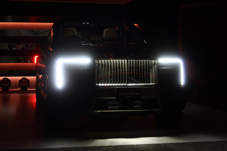 ロールス・ロイス・カリナン シリーズII（暗闇におけるグリルのイルミネーションとデイタイムランニングライト）