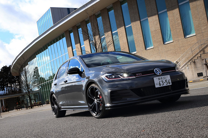 「ゴルフGTI TCR」は、2018年5月にオーストリアで開催された「GTI」のファンミーティング「ヴェルターゼー」において世界初披露されたコンセプトカーの市販モデル。2019年10月25日に日本導入がアナウンスされた。