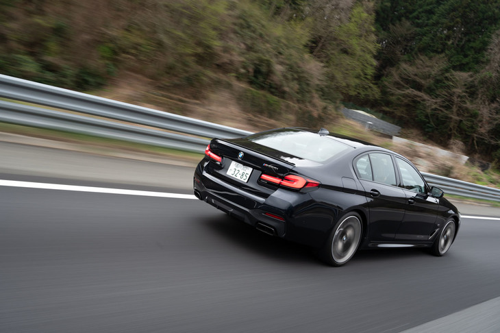 「M5」の価格表に記載がない一方で、カタログには顔を出していたりと、いささか立ち位置が分かりづらい「M550i xDrive」。レギュラーモデルの旗艦とMのエントリーモデルという、双方の役目を担っているようだ。