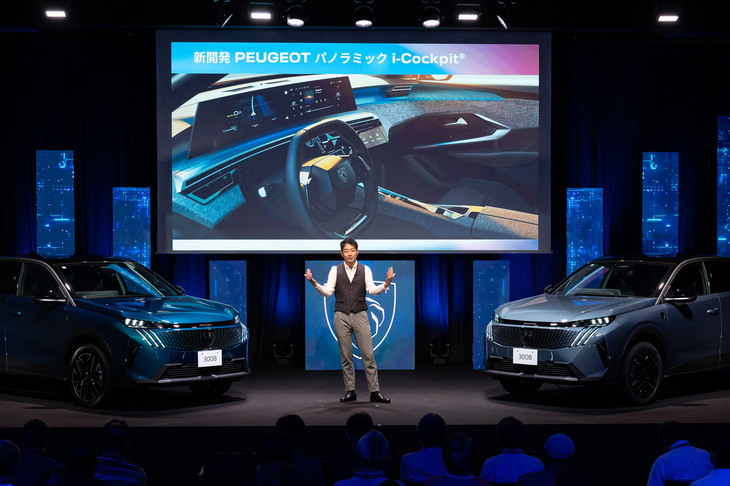 「プジョー3008」の発表イベントでステージに立ったプジョーブランド統括の小川準平氏。