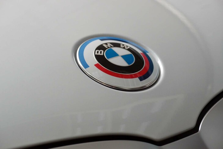 BMW 840d xDriveグランクーペ エクスクルーシブMスポーツ（ボンネットエンブレム）