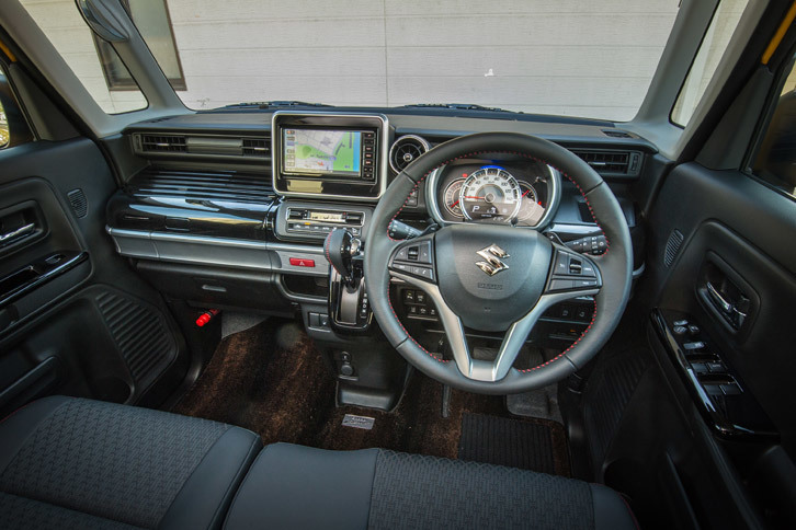 「スペーシア カスタム」のインテリア。ピアノブラックやメッキのアクセントを多用して、豪華さを演出している。