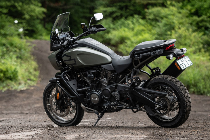 標準車で245kg、「スペシャル」で258kgという車重に対し、エンジンは最高出力152PS、最大トルク128N・mを発生。スペック的にもライバルと伍（ご）して渡り合える。