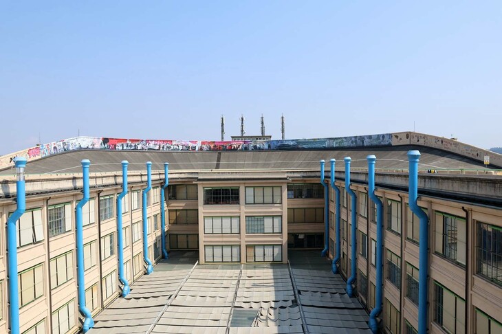 テストコース跡のバンク壁には、近年、さまざまなアーティストによってペインティングが施された。