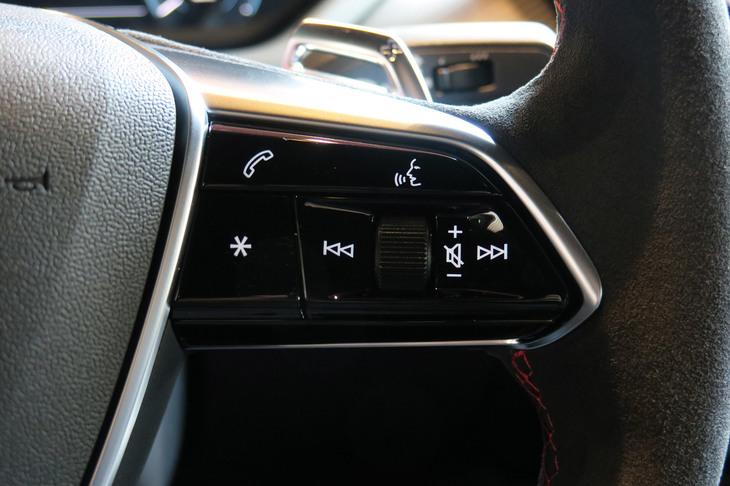 アウディRS e-tron GT（ステアリングスイッチ）