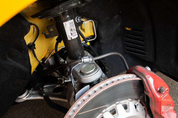 サスペンションについては、前後ともにスプリングとダンパーの減衰力を強化。その仕様は、100台限定で日本に導入された「カップ」と同じものだ。