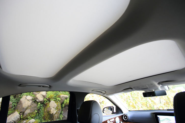 
	パッケージオプションとして用意されるパノラミックスライディングルーフ。写真はサンシェードを閉めた状態。
	