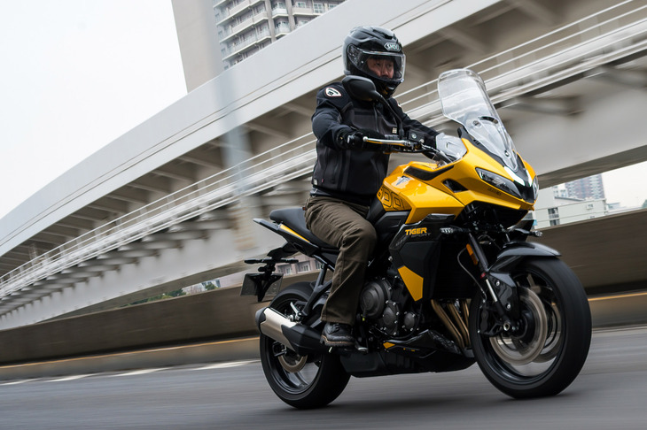 車体の設計は基本的に「660」も「800」（写真）も共通。サスペンションも同様で、ともに前がφ41mmのショーワ製倒立式セパレートファンクションカートリッジフォーク、後ろが同じくショーワ製モノショックRSUとなっている。タイヤは前：120/70R17、後ろ：150/55R17サイズの「ミシュラン・ロード5」だ。