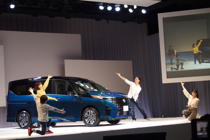 新型「セレナ」を紹介するミュージカルの様子。