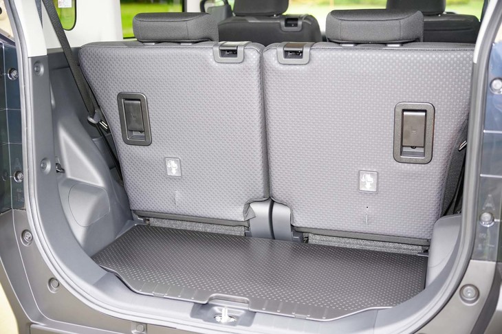 「タント ファンクロス」の荷室。後席背もたれの裏側には汚れが拭き取りやすい樹脂パネルが貼られている。