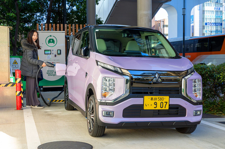 充電時間の目安は、バッテリー残量ゼロの状態から、出力30kW以上の急速充電を使って80％充電するまでで約40分。自宅などでの普通充電（AC200V/14.5A）では約8時間となっている。駆動用バッテリーについては、「初年度登録後8年・走行距離16万km」の性能保証（容量が66％を下回った場合は無償で修理・交換）が付帯する。