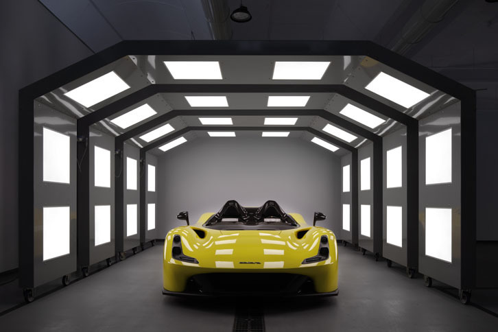 「ダラーラ・ストラダーレ」のプロジェクトが正式に披露されたのは2016年11月16日のこと。そのちょうど1年後の2017年11月16日に、約束通り実車が披露され、最初の顧客に納車された。