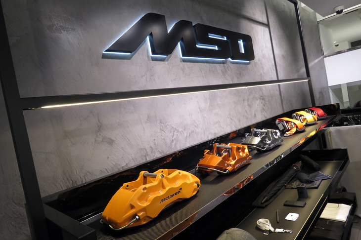 ショールーム内には、カスタマイゼーションやビスポークなどのサービスを提供するMSO（マクラーレン・スペシャル・オペレーションズ）のアイテムも展示されていた。