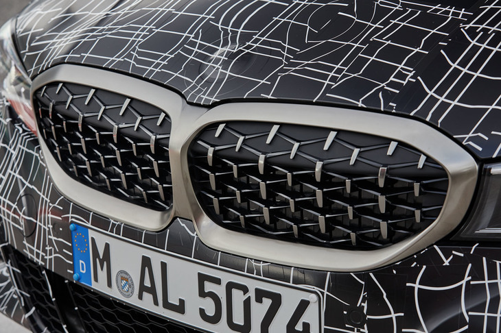 「キドニーグリル」とロワエアインテークの内部にはエアフラップが設けられている。