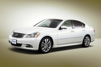 「セドリック／グロリア」の後継を担うモデルとして2004年に登場した「フーガ」。車名は追走曲を意味する音楽用語にあやかったものだ。