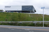 目の前を走るのはポルシェ通り。ポルシェジャパンがネーミングライツを取得して実現した。