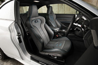 ホールド性の高いヘッドレスト一体型のバケットタイプシートが標準で備わる。背もたれには「M2」ロゴがデザインされている。