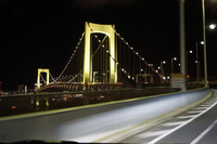 「デリカミニ」を試乗した日は、レインボーブリッジ開通30周年記念週間で主塔が黄色でライトアップされている日だった。