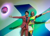 FCAジャパンのマーケティング本部長ティツィアナ・アランプレセ氏（右）の衣装も、十分に“未来派”であった。筆者（左）と。