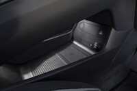 立派なセンターコンソールは2層構造になっている。下部にはスマートフォンの無接点充電器や12V電源、USBポート（2つ）が用意される。