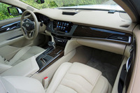 ウッドやレザーがぜいたくに用いられた室内空間。34個（！）のスピーカーを備えた「BOSE Panarayオーディオシステム」の心地よいサウンドも堪能できる。