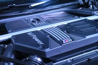 BMW M社が開発を手がけた最高出力480ps、最大トルク600Nmを発生する3リッター直6ツインターボエンジンを搭載。「コンペティション」モデルでは最高出力が30psアップの510psになる。