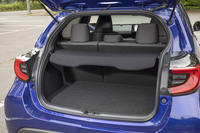 「Z」グレード（FF車）には荷室床面の高さを2段階に調整できるアジャスタブルデッキボードが標準装備されている。荷室容量は上段ポジション（写真）で209リッター、下段ポジションで257リッター。
