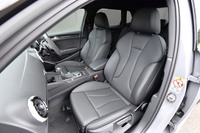 「RS 3スポーツバック」のスポーツシート。サイドサポートがより豊かな「RSスポーツシート」も選択できる。