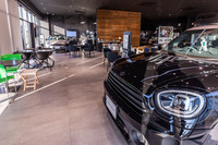 最新モデルがディスプレイされたMINIつくばのショールーム。MINIとのカーライフを豊かにするドレスアップパーツやアクセサリーも展示されている。