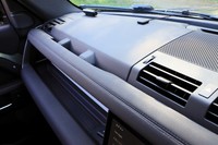 ダッシュボードの助手席側は収納スペースになっている。上端部分がグラブバーハンドルと一体化しているのが面白い。