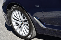 タイヤサイズは前後とも245/45R18。ランフラットタイヤが標準。