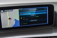 カーナビは内燃機関で走るモデルと異なり、充電に必要な場所と時間も加味したルート案内を行う。